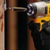 Aparafusadora de Impacto Brushless 12V 2.0Ah Dewalt DCF801