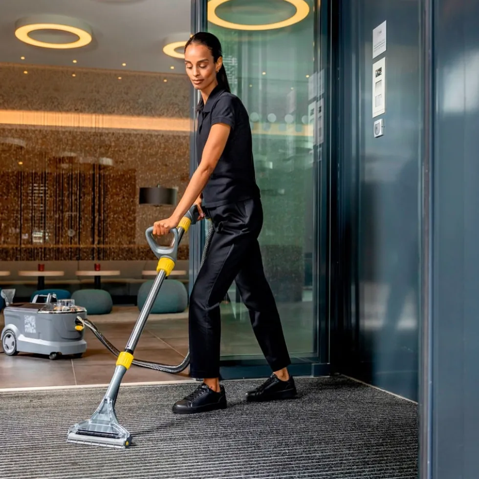 Lavadora de Estofos 1250W Puzzi 10/1 Karcher 1.100-130.0