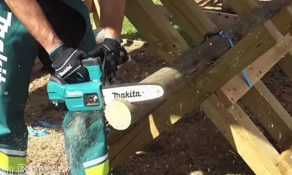 Motosserra a Bateria 18V Makita DUC254Z