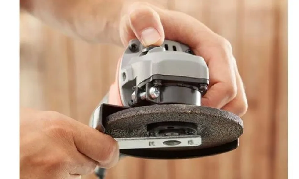 Rebarbadora 115mm 710W Black & Decker BEG010-QS