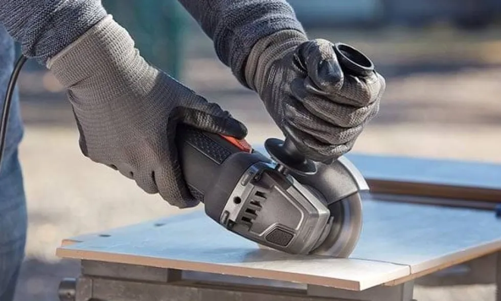 Rebarbadora 900W 115mm Black & Decker BEG210-QS