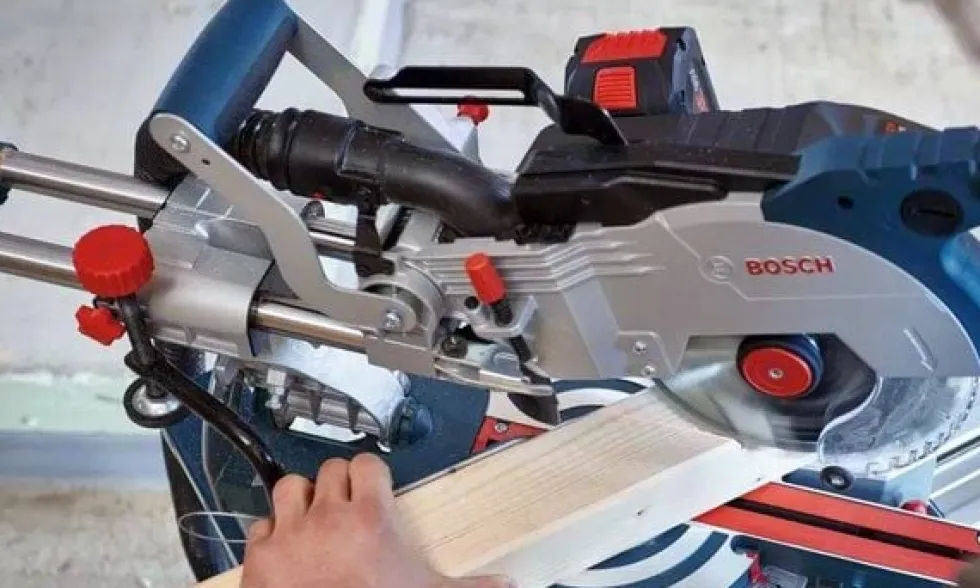 Serra de Esquadria 18V 8,0Ah Bosch GCM 18V-216 Professional